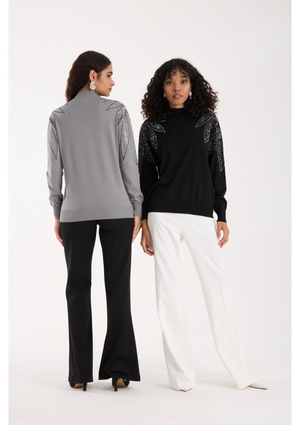 Kadın Siyah Viskon Kumaş Taş Detaylı Omuzlar Yarım Balıkçı Yaka Triko Bluz