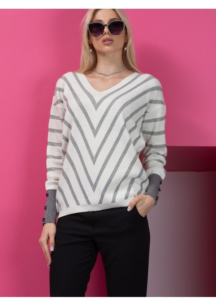 V Yaka Çizgili Beyaz Kadın Kazak
