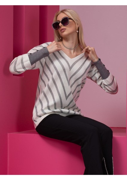 V Yaka Çizgili Beyaz Kadın Kazak
