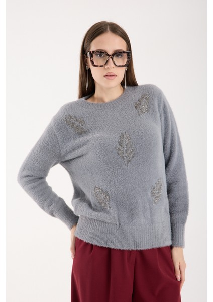 Kadın Gri Sakal Iplik Yaprak Desenli Boncuk Nakışlı Bisiklet Yaka Triko Kazak fırsatları