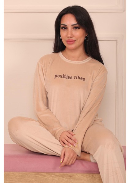 Kadın Sloganlı Uzun Kollu Paçası Manşetli Kadife Pijama Takımı modelleri