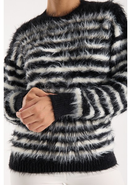 Kadın Siyah-Beyaz Sakal Iplik Çizgili Bisiklet Yaka Triko Kazak modelleri