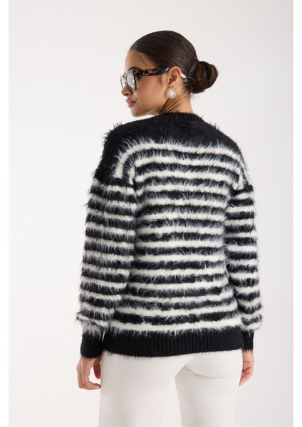 Kadın Siyah-Beyaz Sakal Iplik Çizgili Bisiklet Yaka Triko Kazak indirimleri