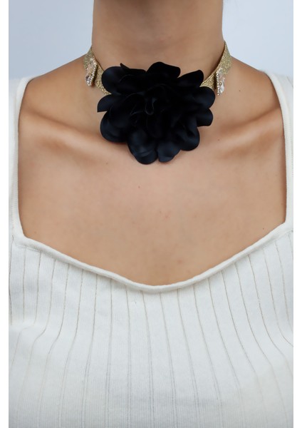 Siyah Gül Detay Kristal Taşlı Kolye