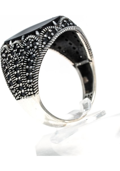 Siyah Oniks Taşlı 925 Ayar Gümüş Erkek Yüzük – Güçlü ve Sofistike Tasarım