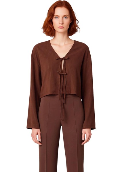 Kadın V Yaka Bağcıklı Crop Gömlek Fonksiyonel Dayanıklı Kaliteli Konforlu Estetik Premium Şık fırsatları