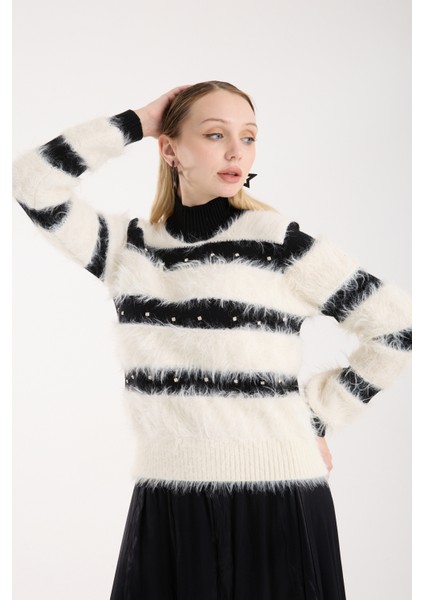 Kadın Ekru Sakal Iplik Taş Detaylı Yarım Balıkçı Yaka Triko Kazak