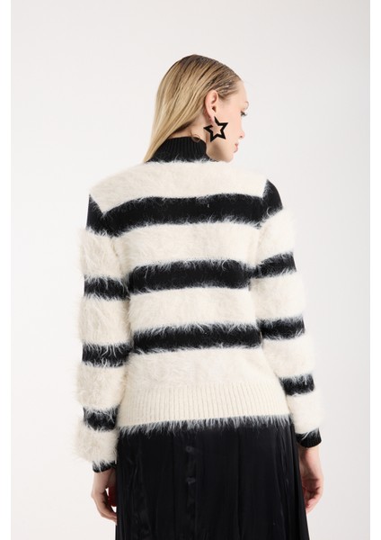 Kadın Ekru Sakal Iplik Taş Detaylı Yarım Balıkçı Yaka Triko Kazak indirimleri