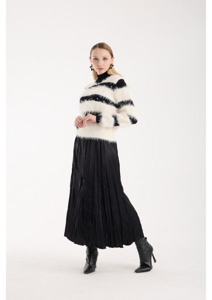 Kadın Ekru Sakal Iplik Taş Detaylı Yarım Balıkçı Yaka Triko Kazak