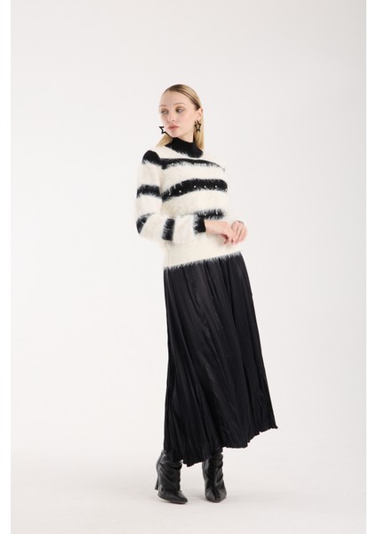 Kadın Ekru Sakal Iplik Taş Detaylı Yarım Balıkçı Yaka Triko Kazak