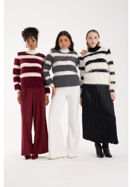 Kadın Ekru Sakal Iplik Taş Detaylı Yarım Balıkçı Yaka Triko Kazak