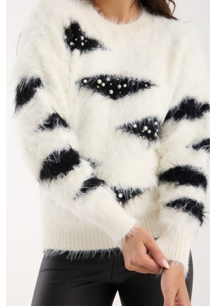 Kadın Beyaz Sakal Iplik Taş ve Inci Detaylı Bisiklet Yaka Triko Kazak fırsatları