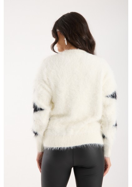 Kadın Beyaz Sakal Iplik Taş ve Inci Detaylı Bisiklet Yaka Triko Kazak