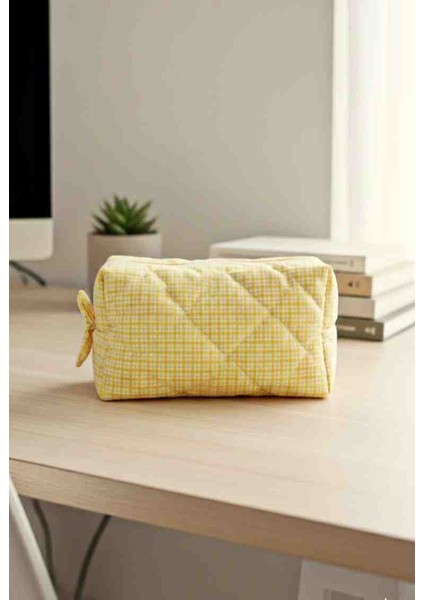 El Yapımı Sarı Kareli Makyaj Çantası – Günlük Kullanıma Uygun, Fermuarlı, Yumuşak Dokulu