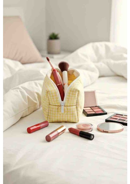 El Yapımı Sarı Kareli Makyaj Çantası – Günlük Kullanıma Uygun, Fermuarlı, Yumuşak Dokulu fiyatları