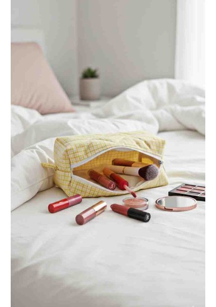 El Yapımı Sarı Kareli Makyaj Çantası – Günlük Kullanıma Uygun, Fermuarlı, Yumuşak Dokulu modelleri