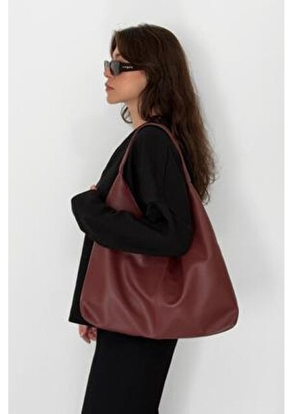 Salaş Görünümlü ve Geniş Hacimli Suni Deri Kadın Shopper Omuz Çantası