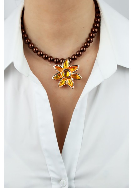 Çiçek Figürlü Kahverengi Cam Inci Kolye