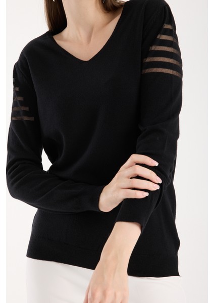Kadın Siyah Simli Kumaş Detaylı V Yaka Triko Bluz indirimleri