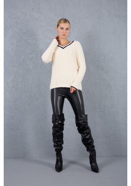 Kadın Ekru Sakal Iplik Kontrast Biyeli V Yaka Triko Kazak