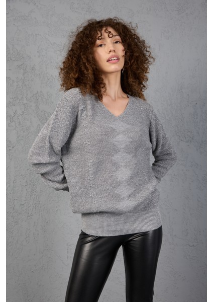 Kadın Gri Simli Selanik Örgü Baklava Desenli Geniş Manşetli V Yaka Triko Kazak