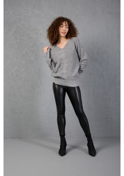 Kadın Gri Simli Selanik Örgü Baklava Desenli Geniş Manşetli V Yaka Triko Kazak