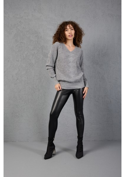 Kadın Gri Simli Selanik Örgü Baklava Desenli Geniş Manşetli V Yaka Triko Kazak