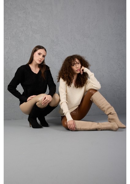 Kadın Siyah Simli Selanik Örgü Baklava Desenli Geniş Manşetli V Yaka Triko Kazak