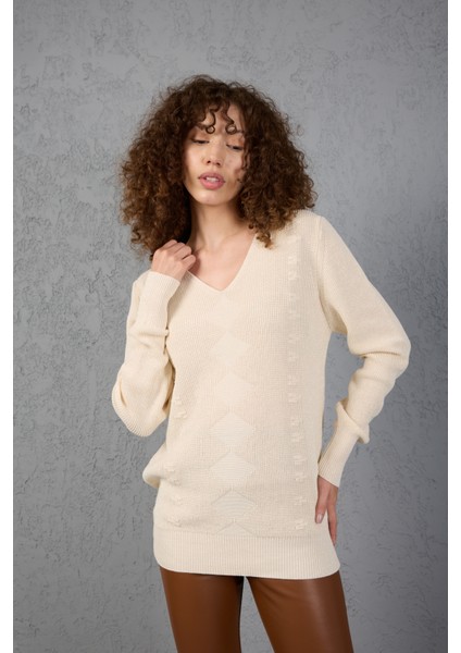 Kadın Ekru Simli Selanik Örgü Baklava Desenli Geniş Manşetli V Yaka Triko Kazak