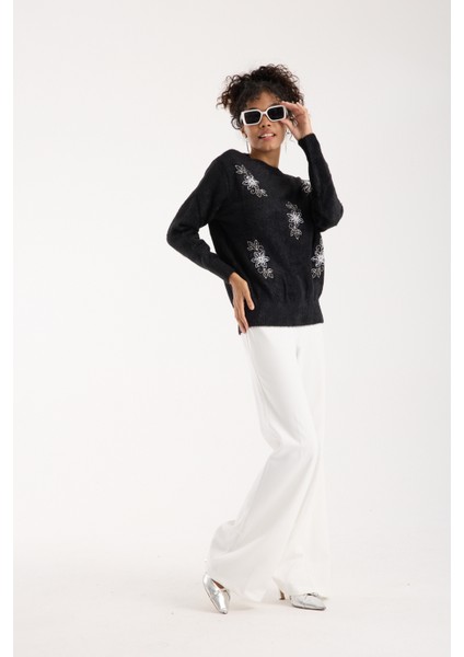 Kadın Siyah Sakal Iplik Boncuk Nakışlı Bisiklet Yaka Triko Kazak