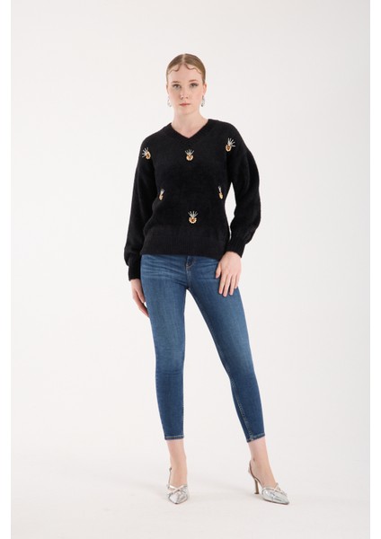 Kadın Siyah Sakal Iplik Önü Aksesuarlı Balon Kollu V Yaka Triko Kazak