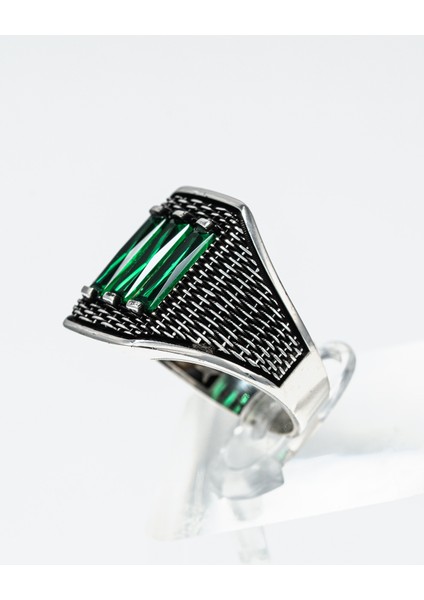 Zümrüt Yeşili Taşlı 925 Ayar Gümüş Erkek Yüzük – Modern ve Dikkat Çekici Tasarım