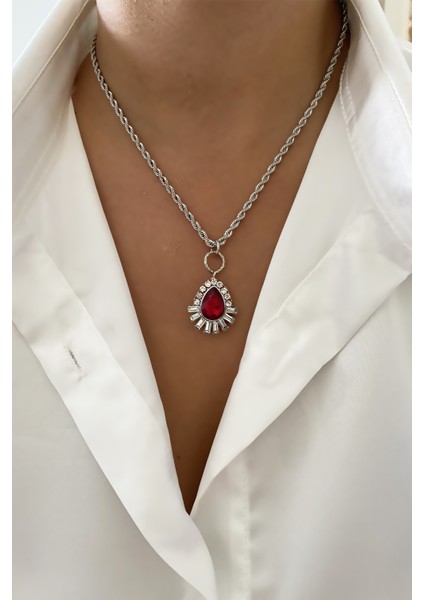 Baget Taşlarla Süslü Kırmızı Kristal Uç Burgu Kolye