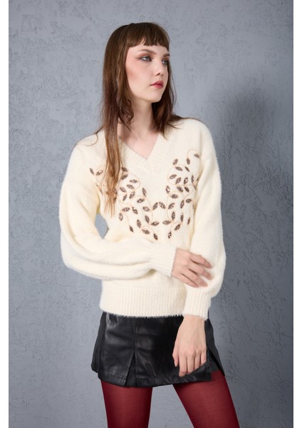 Kadın Ekru Sakal Iplik Önü Boncuk Nakışlı Balon Kollu V Yaka Triko Kazak