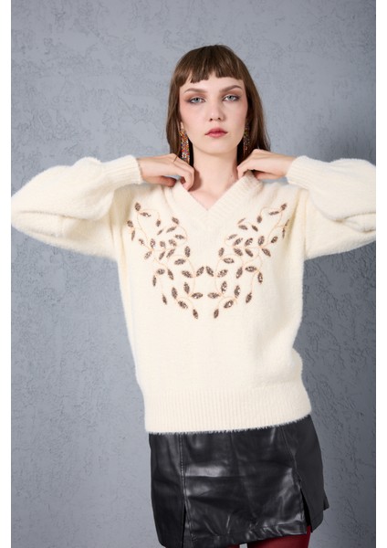 Kadın Ekru Sakal Iplik Önü Boncuk Nakışlı Balon Kollu V Yaka Triko Kazak fiyatları