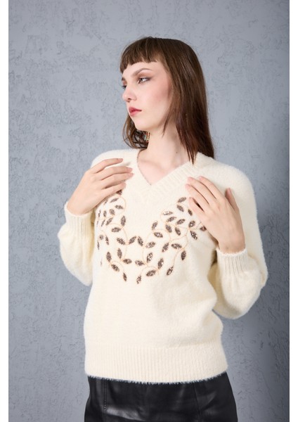 Kadın Ekru Sakal Iplik Önü Boncuk Nakışlı Balon Kollu V Yaka Triko Kazak modelleri