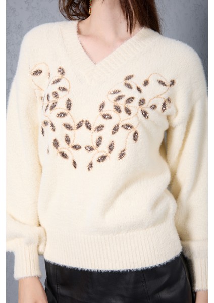 Kadın Ekru Sakal Iplik Önü Boncuk Nakışlı Balon Kollu V Yaka Triko Kazak indirimleri