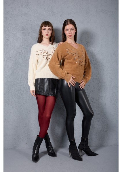 Kadın Ekru Sakal Iplik Önü Boncuk Nakışlı Balon Kollu V Yaka Triko Kazak