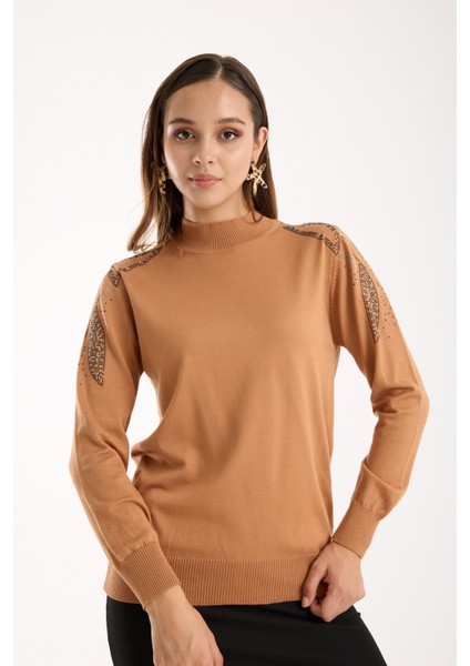 Kadın Bej Elit Viskon Kumaş Taş Detaylı Omuzlar Yarım Balıkçı Yaka Triko Bluz