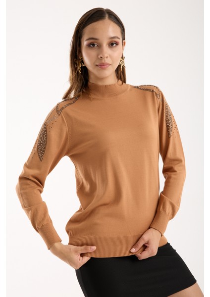 Kadın Bej Elit Viskon Kumaş Taş Detaylı Omuzlar Yarım Balıkçı Yaka Triko Bluz fırsatları