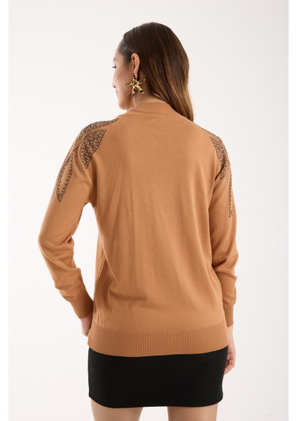 Kadın Bej Elit Viskon Kumaş Taş Detaylı Omuzlar Yarım Balıkçı Yaka Triko Bluz