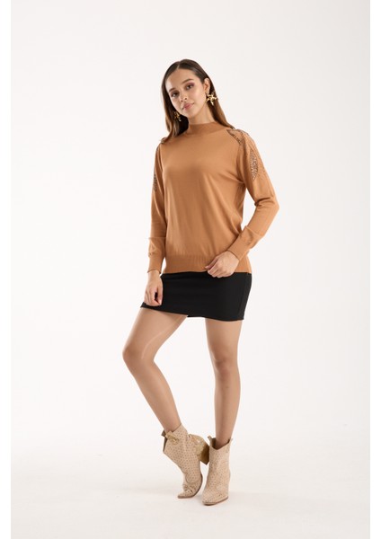 Kadın Bej Elit Viskon Kumaş Taş Detaylı Omuzlar Yarım Balıkçı Yaka Triko Bluz