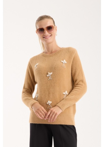 Kadın Bej Sakal Iplik Önü Aksesuarlı Bisiklet Yaka Triko Kazak