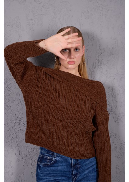 Kadın Acı Kahve Şönil Kadife Carmen Yaka Triko Kazak
