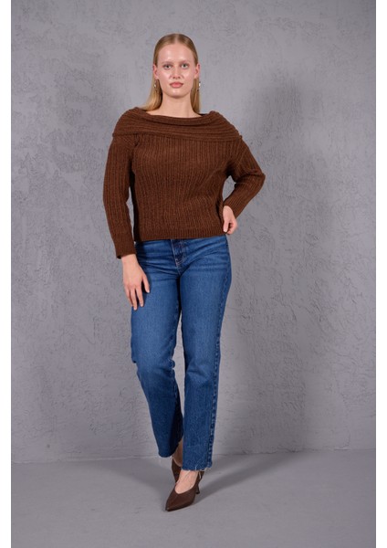 Kadın Acı Kahve Şönil Kadife Carmen Yaka Triko Kazak