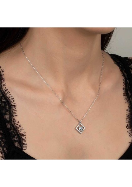 Ucarticaret Swarovski Taşlı Gümüş Dörtgen Bayan Kolye