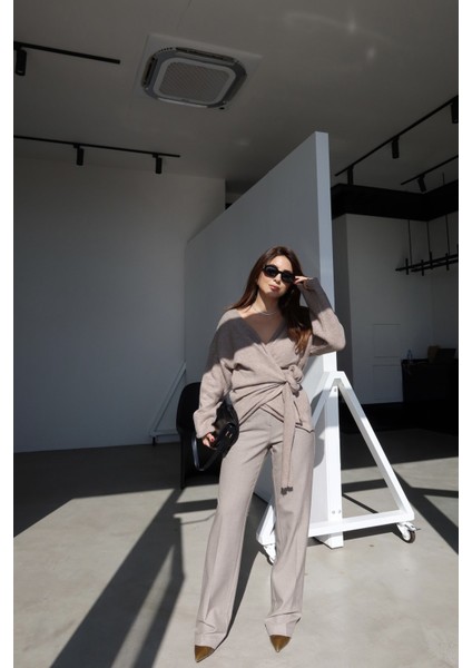 Kemerli Düz Fit Pantolon