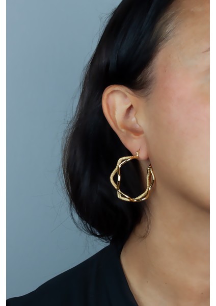 Dalgalı Form Gold Kaplama Küpe