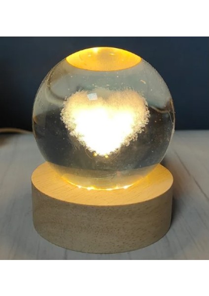 Kalp Tasarımlı Işıklı Ahşap Altlıklı Cam Küre