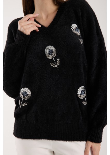 Kadın Siyah Sakal Iplik Balon Kollu Boncuk Nakışlı V Yaka Triko Kazak modelleri